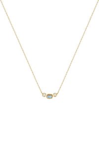Guld kæderek symbol med tre sten: en oval labradorit i midten, flankeret af to runde månestene, alle sat i bezels.