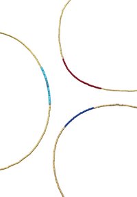 Trzy delikatne naszyjniki mają złote łańcuszki z małymi kolorowymi koralikami: turkusowymi, czerwonymi i niebieskimi, rozmieszczonymi wzdłuż pasków.