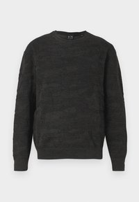 Pulover negru tricotat, cu un model texturat în zigzag, guler rotund și mâneci lungi. Materialul are o textură moale și respirabilă.