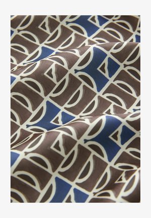 Wzorzysta tkanina z siatką zakrzywionych kształtów w brązowym i niebieskim kolorze na kremowym tle, o gładkiej, miękkiej teksturze.