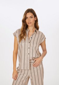Beige, kurzärmliges Hemd mit Knopfverschluss und schwarzen vertikalen Streifen. Verfügt über einen Kragen und eine entspannte Passform, hergestellt aus glattem, leichtem Stoff.