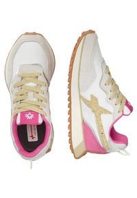 Scarpe da ginnastica bianche con accenti dorati, inserti rosa e suole in gomma testurizzata. I lacci sono beige; il design include un logo scintillante.