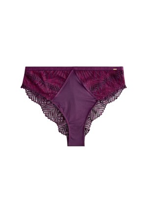 Culotte bikini femme en dentelle et satin violet avec bords festonnés et petite étiquette dorée sur la ceinture.