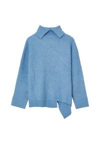 Hellblau gestrickter Pullover mit Kragen, oversized Schnitt, langen Ärmeln und asymmetrischem Saum. Weiche Textur, keine sichtbaren Muster.