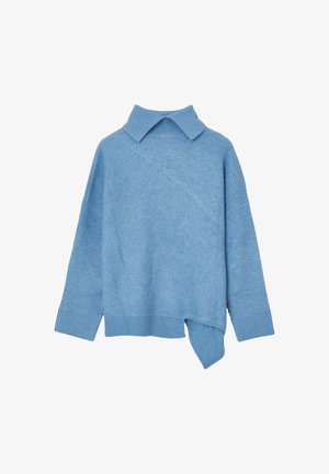 Maglione knitted di colore blu chiaro con colletto, vestibilità oversize, maniche lunghe e orlo asimmetrico. Texture morbida, senza motivi visibili.