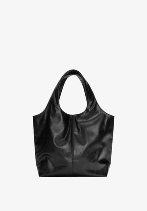 Zwarte leren tote bag met een gladde textuur, een zachte ronde bovenkant en brede handvatten. Kenmerkt zich door minimale stiksels en een slungelige silhouet.