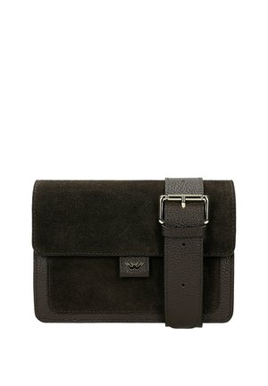 Sac bandoulière en daim marron foncé avec une large sangle texturée et une boucle argentée, avec un petit logo embossé sur le rabat avant.