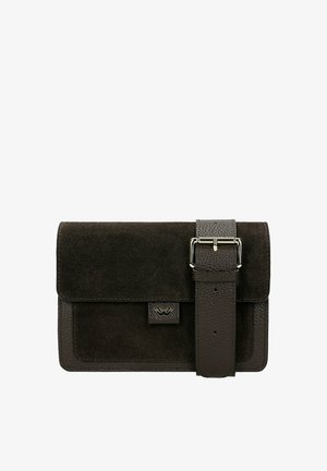 Sac bandoulière en daim marron foncé avec une large sangle texturée et une boucle argentée, avec un petit logo embossé sur le rabat avant.