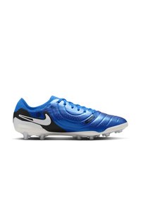 Botín de fútbol azul con una parte superior sintética texturizada, acento negro en el talón, logo de Nike en blanco y tacos de plástico moldeado para tracción.