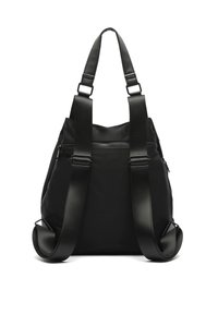 Mochila de tela negra con correas ajustables, bolsillo frontal con cremallera, textura suave y forma redondeada. Diseño minimalista sin patrones visibles.