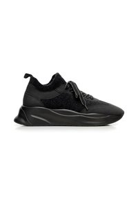 Zapatillas deportivas negras con una parte superior texturizada, que presenta una mezcla de materiales lisos y afelpados, una suela gruesa y acolchada, y cordones negros.