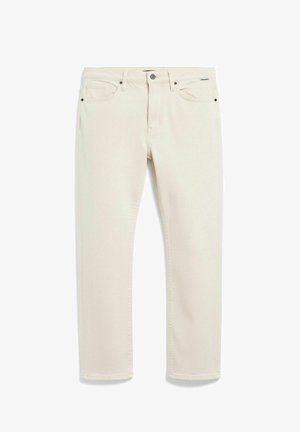 Schlanke, cremefarbene Jeans mit Frontknopf, Reißverschluss, Gürtelschlaufen und Fünf-Taschen-Design, flach auf weißem Hintergrund ausgelegt.