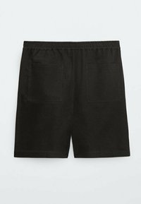 Svarta shorts med elastisk midja, med två bakfickor och en enkel, enfärgad design. Tillverkade av ett mjukt, icke-texturerat material.