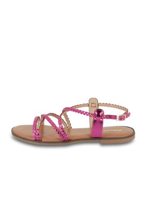Sandali piatti metallici rosa con cinturini intrecciati, fibbia regolabile alla caviglia e suola beige con logo impresso.