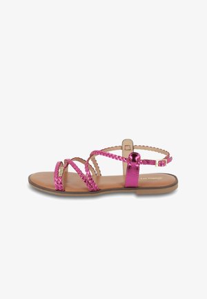 Roze metallic platte sandalen met gevlochten banden, een verstelbare enkelgesp en een beige zool met geëmbossieerd merk.