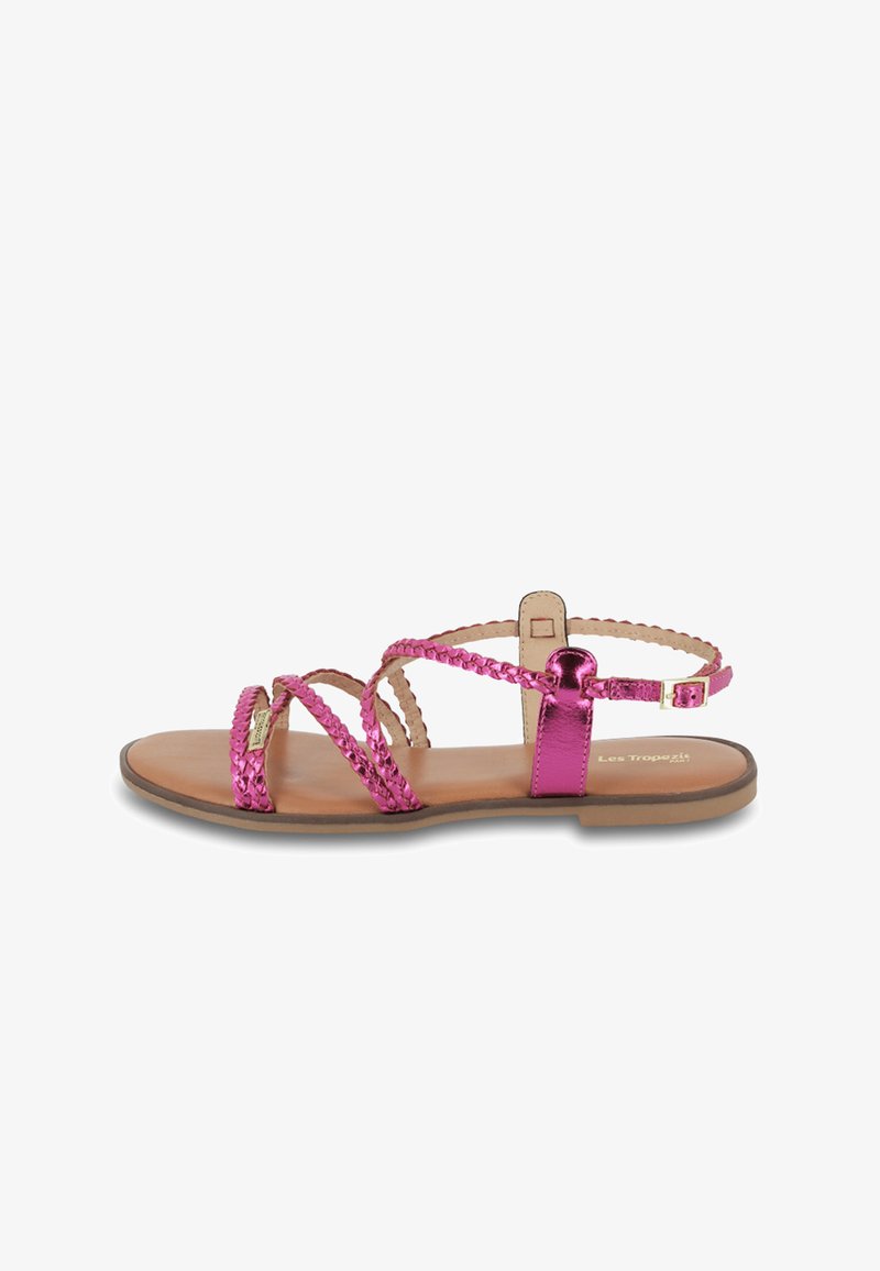 Roze metallic platte sandalen met gevlochten banden, een verstelbare enkelgesp en een beige zool met geëmbossieerd merk.