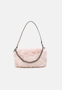Torebka z futerka ekologicznego w jasnoróżowym kolorze, prostokątnego kształtu, z czarnym łańcuszkiem jako paskiem i gładkimi skórzanymi akcentami. Teksturowana, miękka powierzchnia.