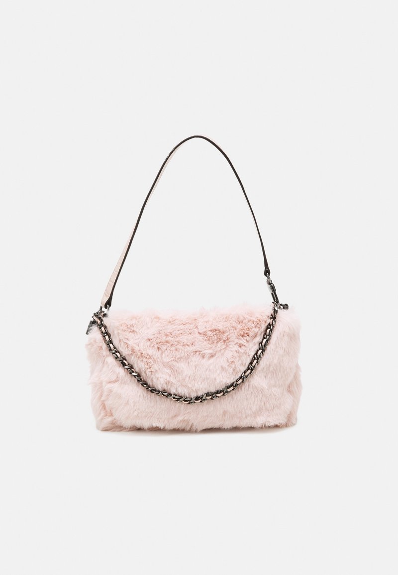 Torebka z futerka ekologicznego w jasnoróżowym kolorze, prostokątnego kształtu, z czarnym łańcuszkiem jako paskiem i gładkimi skórzanymi akcentami. Teksturowana, miękka powierzchnia.