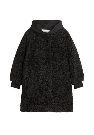 Zwarte fuzzy jas met capuchon, gemaakt van een gestructureerde, zachte stof. Lange mouwen met elastische manchetten, open voorkant en geen zichtbare sluitingen.