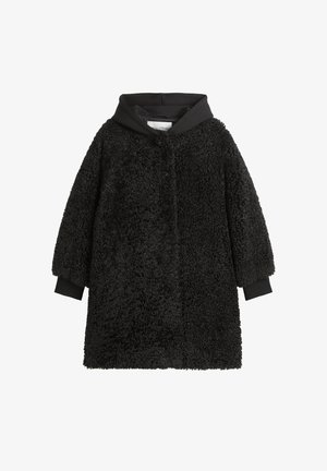 Zwarte fuzzy jas met capuchon, gemaakt van een gestructureerde, zachte stof. Lange mouwen met elastische manchetten, open voorkant en geen zichtbare sluitingen.