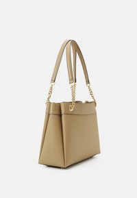 Sac fourre-tout beige avec un design structuré, présentant un extérieur lisse, des doubles poignées et des accents de chaîne en or.