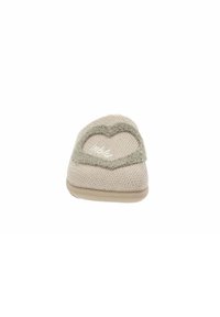 Pantofole beige con tessuto testurizzato, accento grigio a forma di cuore, interno morbido e suoletta leggera color beige per comfort e facilità d'uso.