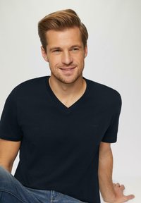 s.Oliver MIT LOGO UND V-AUSSCHNITT - T-shirt basic - navy