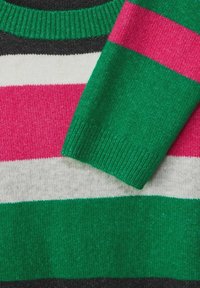 Gestreepte trui in zwart, grijs, wit, roze en groen breiwerk; heeft een geribbelde ronde hals en een iets gestructureerde afwerking.