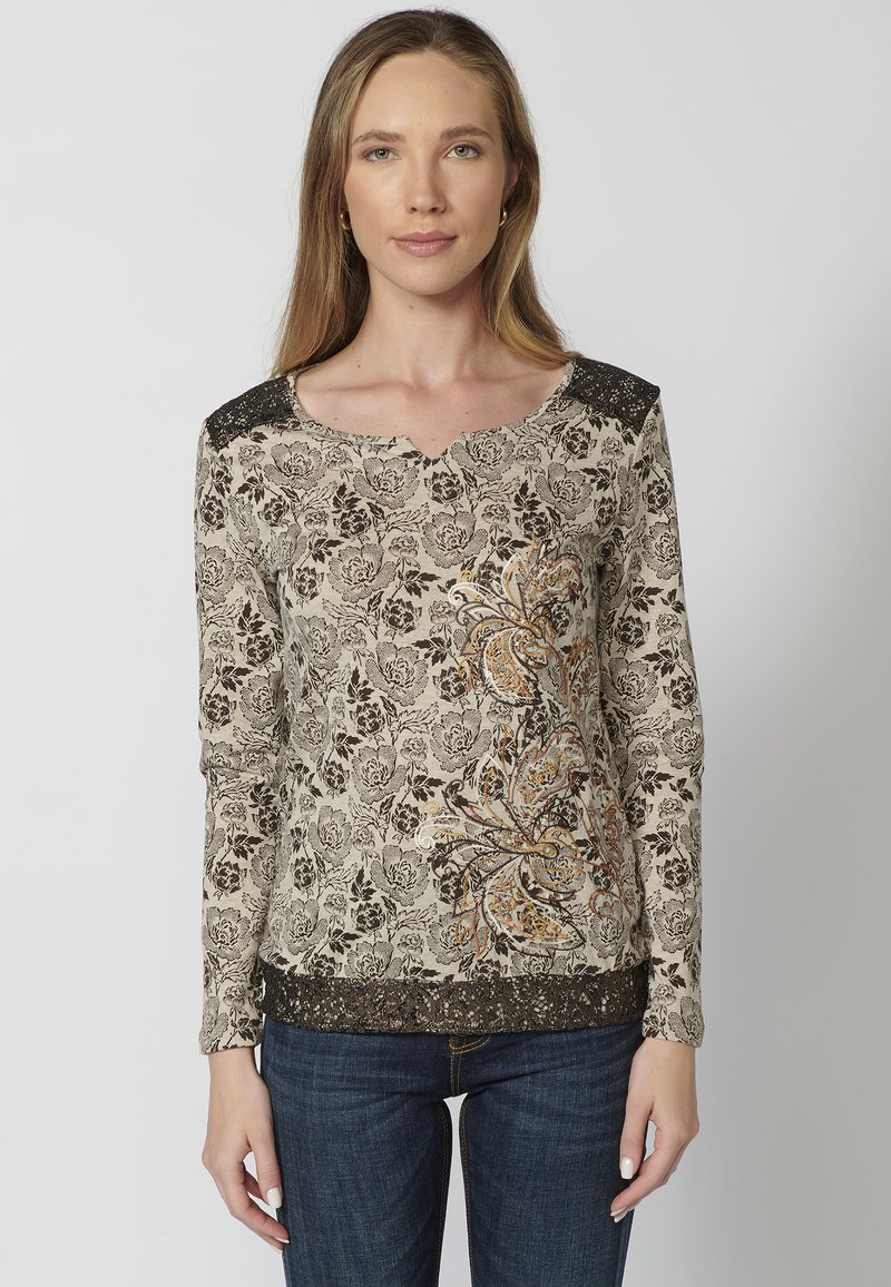 Langärmliges Oberteil in Creme mit schwarzem Blumenmuster und orangenen Akzenten, mit V-Ausschnitt, Spitzenbesatz an den Schultern und taillierter Passform.