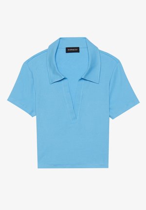 Helles blaues Polohemd mit klassischem Kragen, kurzen Ärmeln und tiefem V-Ausschnitt. Es hat eine gerippte Textur und einen geraden Saum.