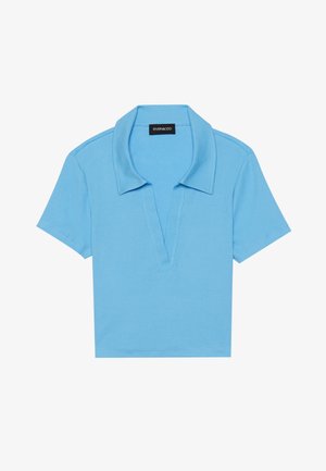 Polo shirt bleu clair avec un col classique, des manches courtes et un décolleté en V plongeant. Présente une texture côtelée et un ourlet droit.