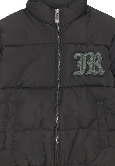 Giacca a vento nera con zip, colletto alto e tasca. Presenta un logo ricamato verde testurizzato "JR" sul petto.