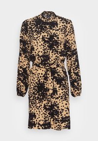 Leopardmönstrad klänning i beige och svart, med långa ärmar, knappstängning fram och ett midjeband för justerbar passform. Lättviktigt tyg med mjuk textur.