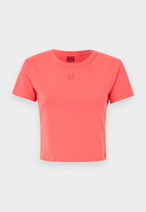 T-shirt de algodão cor-de-rosa coral com decote redondo, mangas curtas e um logótipo bordado "HU GO" na parte da frente. Design simples e ajustado.