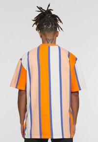 Karl Kani SMALL SIGNATURE STRIPE - Potiskana majica - orange apricot off white
