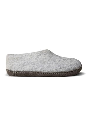 Grijze vilten pantoffel met donkerbruine gestikte zool, ontworpen voor comfort en warmte binnenshuis, in zijaanzicht getoond.