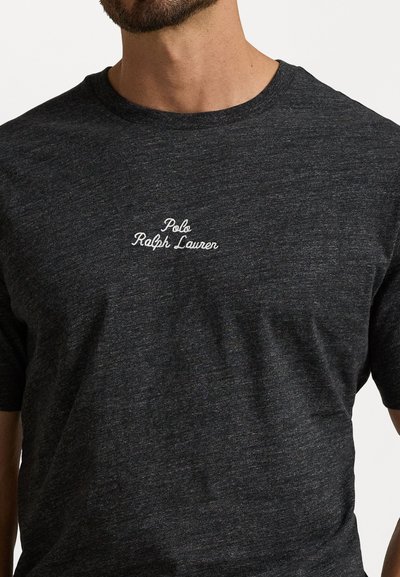 Σκούρο γκρι βαμβακερό μπλουζάκι κοντομάνικο με λευκό κεντητό λογότυπο "Polo Ralph Lauren" στο κέντρο του στήθους.