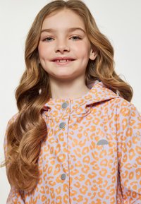 Svijetloljubičasti kišni kaput s narančastim uzorkom leoparda, s kapuljačom i dugmadi na zakopčavanje. Sadrži detalj sive kišobrane na prsima.