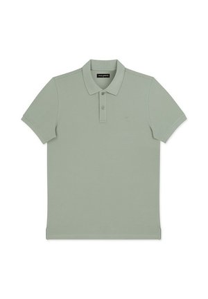 Jasnoszara koszulka polo z krótkim rękawem, z dwoma guzikami przy kołnierzyku, ułożona na płasko na białym tle, gładki wzór.