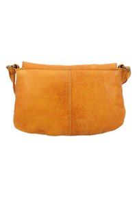 Piccola borsa a tracolla in pelle arancione con cuciture visibili e tracolla regolabile, esposta su uno sfondo bianco.
