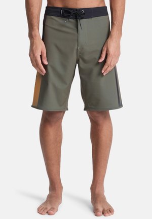 Pánske plavecké trenírky v olivovo zelenej farbe s čiernym pásom, so sivým bočným panelom a šnurovým predným dielom, vyrobené z rýchloschnúcej tkaniny.