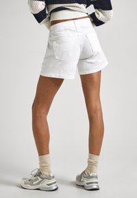 Pepe Jeans RELAXED SHORT MW - Kratke hlače od trapera - denim