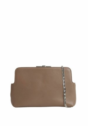 Brun læder clutch med en glat overflade, der har en sølv kædetras og lukning med krog. Rektangulær form med afrundede kanter.