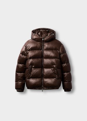 Brun pufferjakke med en skinnende, quilted finish, hætte, forlommer og fuld lynlås. Blød tekstur med en voluminøs silhuet.