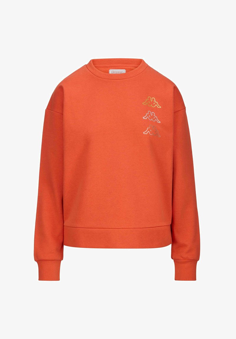 Sudadera naranja con cuello redondo, puños y dobladillo de canalé. Presenta tres diseños del logo de Kappa en verde, amarillo y blanco en la parte frontal.