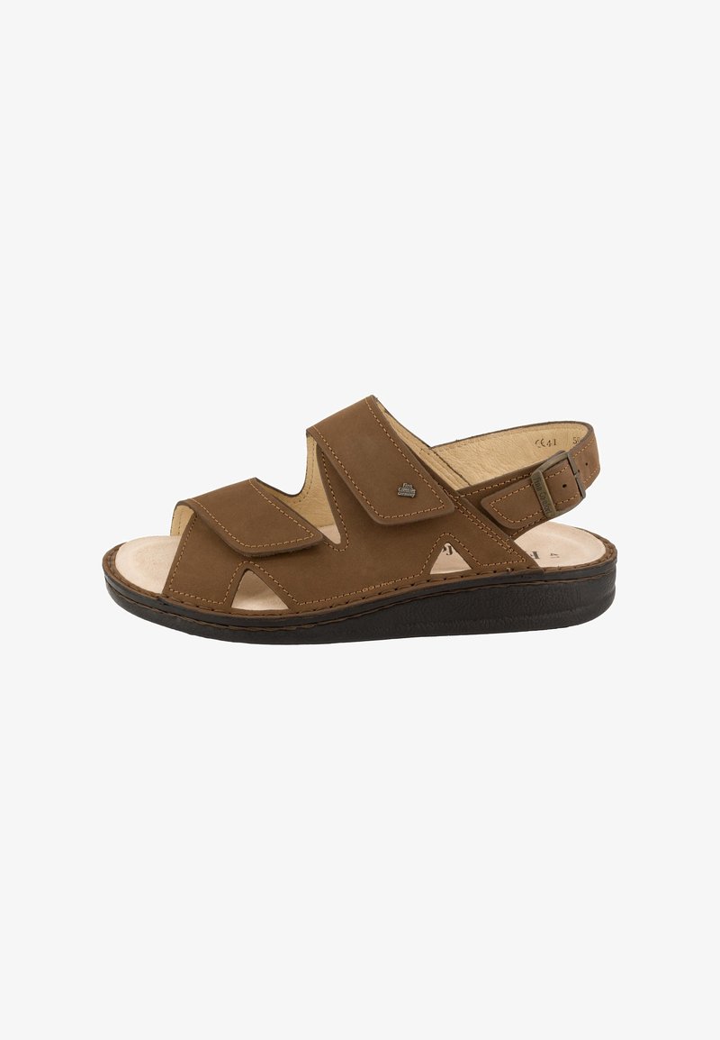 Sandale en cuir marron avec brides Velcro ajustables, semelle intérieure beige rembourrée, semelle noire et design ouvert à l'avant et au talon.