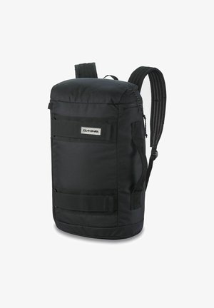 Mochila negra con forma rectangular, fabricada en un material duradero, presenta correas de hombro acolchadas, un asa superior y cinta en la parte delantera para almacenamiento adicional.