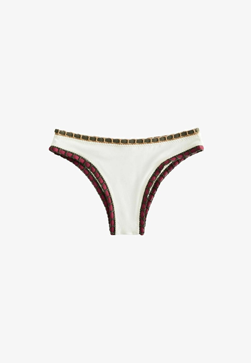 Bas de bikini blanc avec une bordure tissée rose et vert foncé le long de la taille et des ouvertures des jambes, présenté sur un fond blanc.