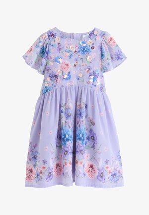 Lavendelfarvet kortærmet kjole med blomsterprint og palietdetaljer, med en samlet talje og blomster i pastelblå, lyserød og lilla.
