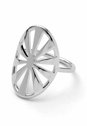 Bague en métal argenté avec un grand visage ovale ajouré présentant des segments triangulaires évidés en éventail.